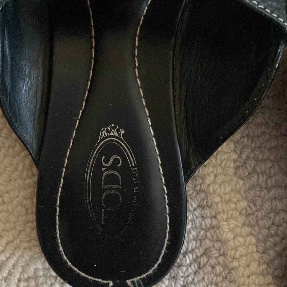Tod's Black sandals flat leather size 8 1/2 great condition flip flop sandal - Picture 2 of 7